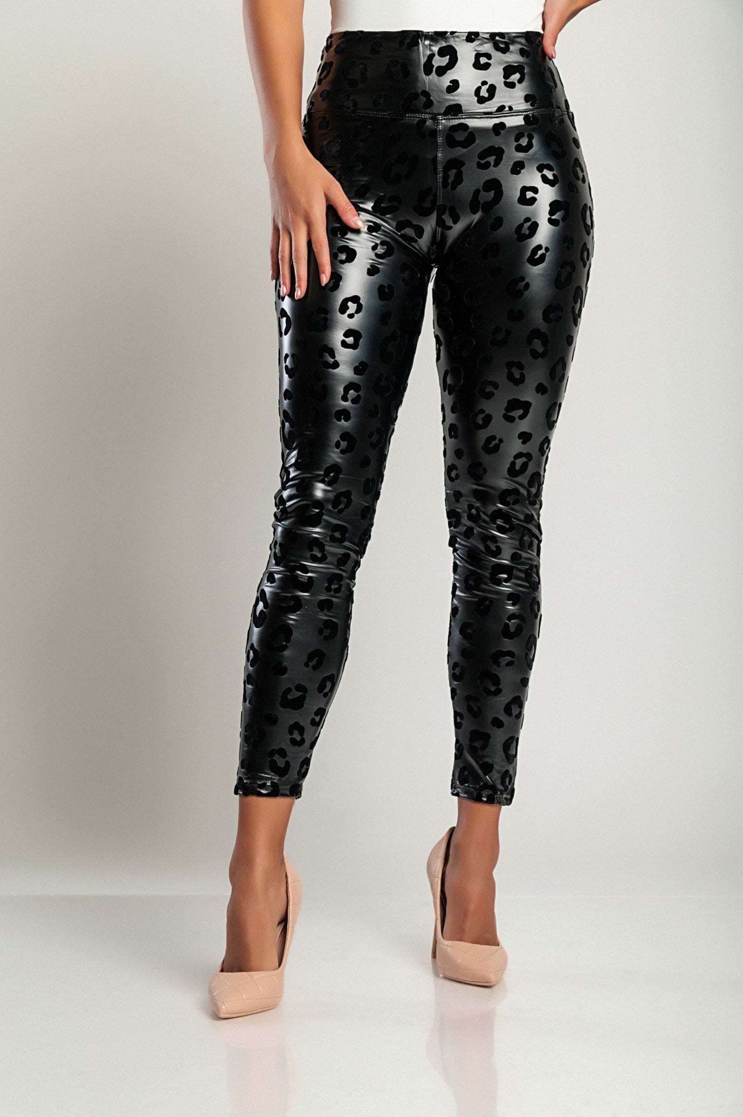 Fashionable leggings in faux leather, black